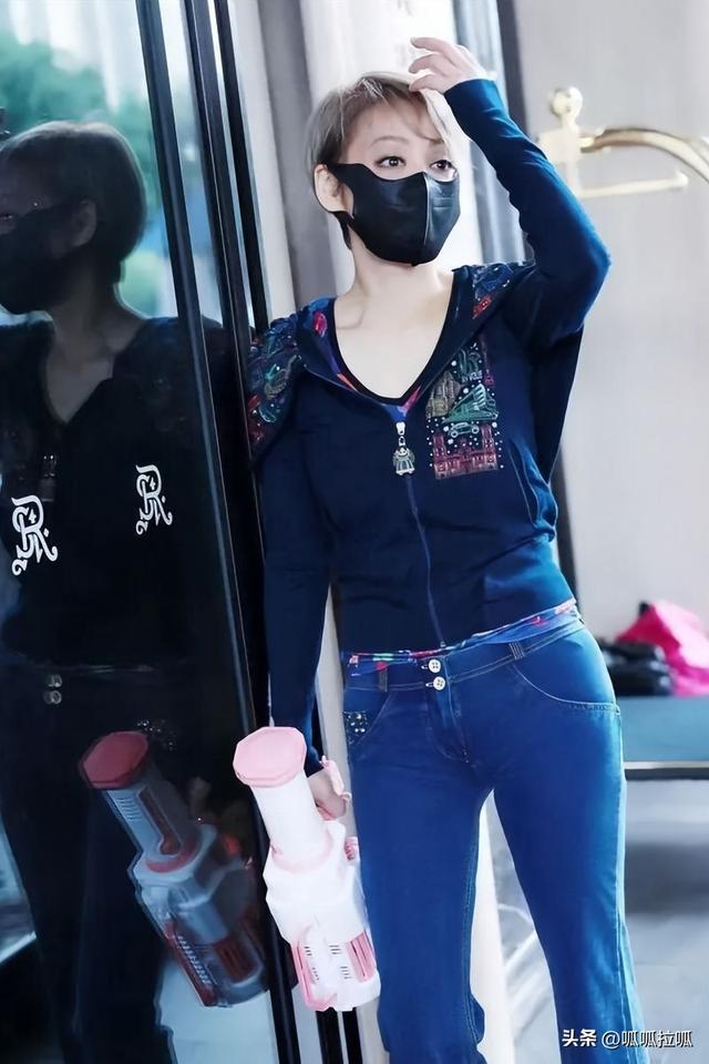 别眨眼！女星穿紧身牛仔裤狂炫身材，细腰翘臀的暴击谁顶得住