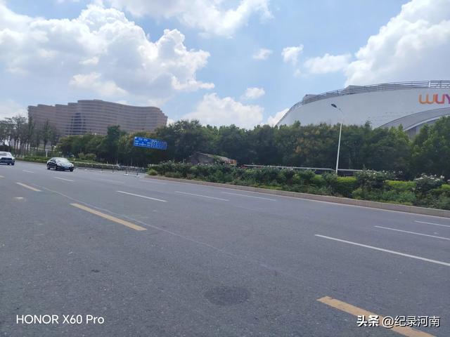 信华建国酒店和新城吾悦广场，如同商丘市中心城区的两颗璀璨明星