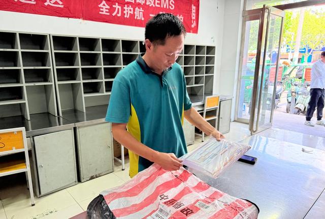 清华大学录取通知书送达河南首位高考生