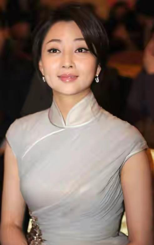 她是演员中的女富豪，豪车多的开不过来，如今45岁却活得像20岁