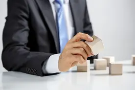 讲真的，遇上某些银行领导，还是老实躺平吧图片