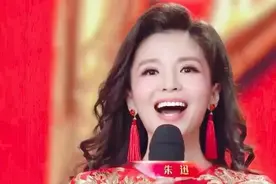 央视主持人朱迅：曾在日本扫厕所，也曾恶病缠身，风光背后有辛酸图片