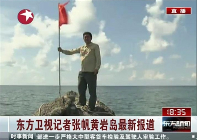 菲船故意撞击中国海警船，被水炮打碎窗户有人受伤，摇白旗投降