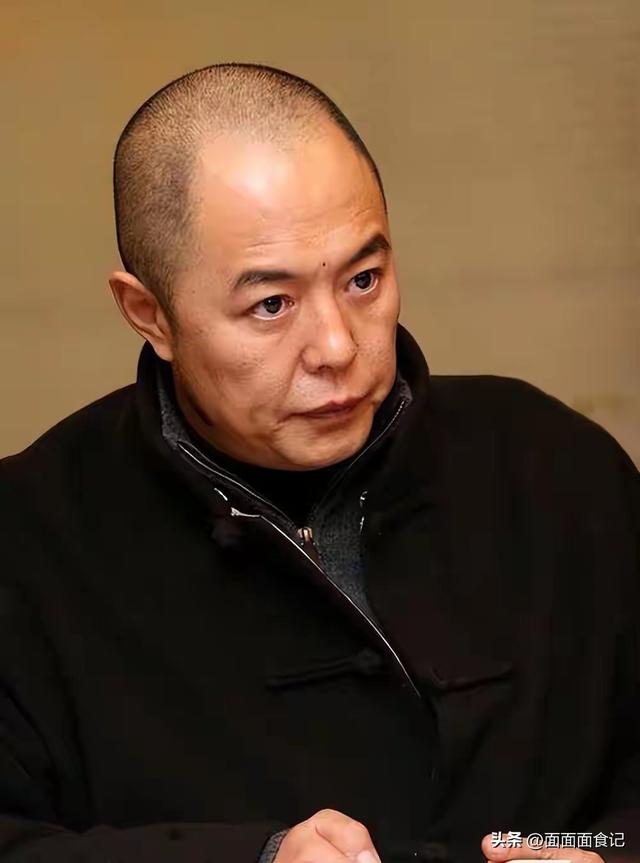 善恶终有报！68岁双腿包扎瘫在轮椅的张铁林，已然活成了“笑话”