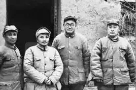 淮海战役，我军调80万斤肉到战壕做猪肉炖粉条，国军却烧美金取暖图片