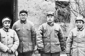 淮海战役，我军调80万斤肉到战壕做猪肉炖粉条，国军却烧美金取暖图片