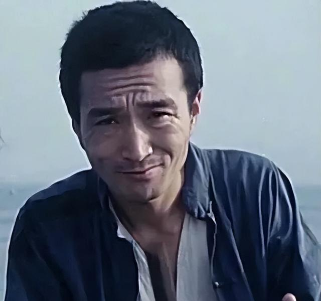 78岁李保田近况令人唏嘘，住处杂乱喝10元桶装水，如今老到不敢认
