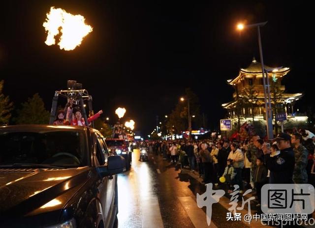 浙江武义：民众近距离接触热气球 感受热气球表演的独特魅力