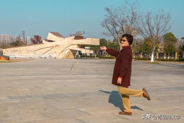 盘龙悠远银杏黄 水中学友情谊长