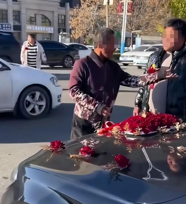 拦婚车索要50条香烟的3人	，已社会性死亡，结局舒适，评论区炸锅