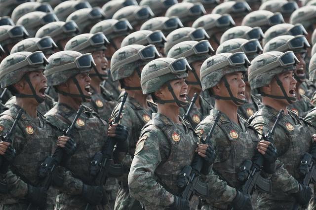 美国就算一动不动，中国20年也追不上，九三阅兵打了多少专家的脸
