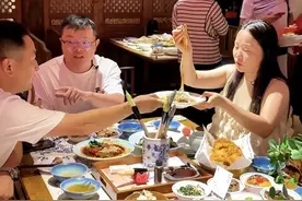 小凤老公金哥不简单，他的同学都是教授校长老板，这就是人以群分图片