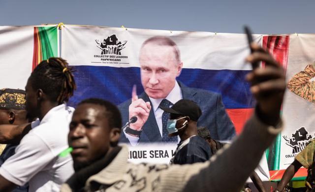 美航母压境委国海岸，普京紧急下令空投军援，拉美成大国角力战场