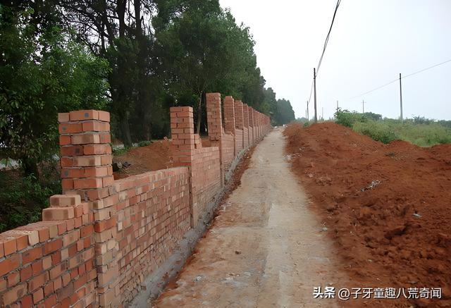 河南发现诡异村庄，村民白天睡觉，院子搭帐篷，武警到后立马保护