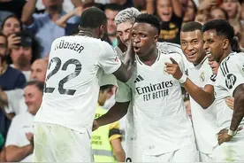 10分！皇马1.2亿巨星神作：右脚轻舞，8万人喝彩，姆总感谢图片