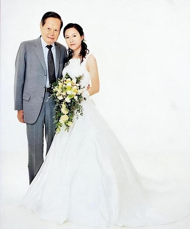 28岁就跟了82岁的杨振宁，如今21年过去，翁帆到底得到了什么？