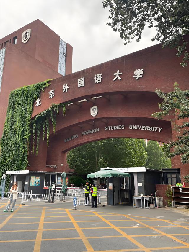 她是烈士的女儿，丈夫去世后，她嫁给大名鼎鼎的姐夫金山