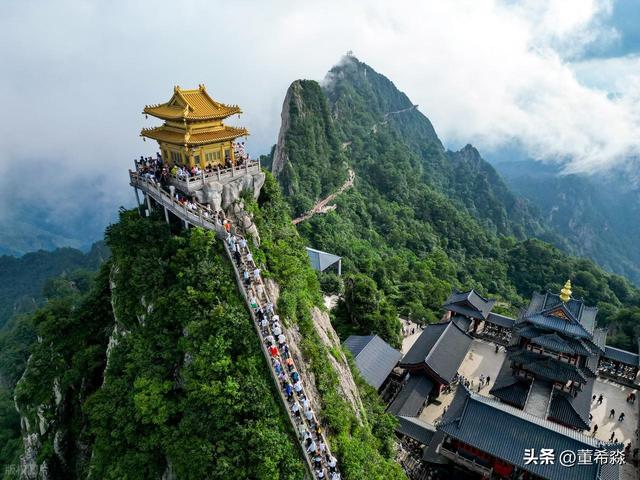 大家都在夸无人机时，老君山却为挑山工保留了最体面的岗位