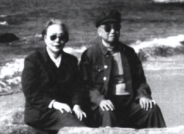 萧克上将孙子萧云松上学时，被老师悄悄询问：是不是家里有困难？