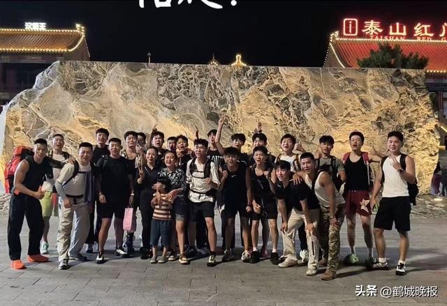泰山惊现 “女王团”！女子花 3 万请 24 个帅小伙陪爬，全程笑到合不拢嘴：值爆了！