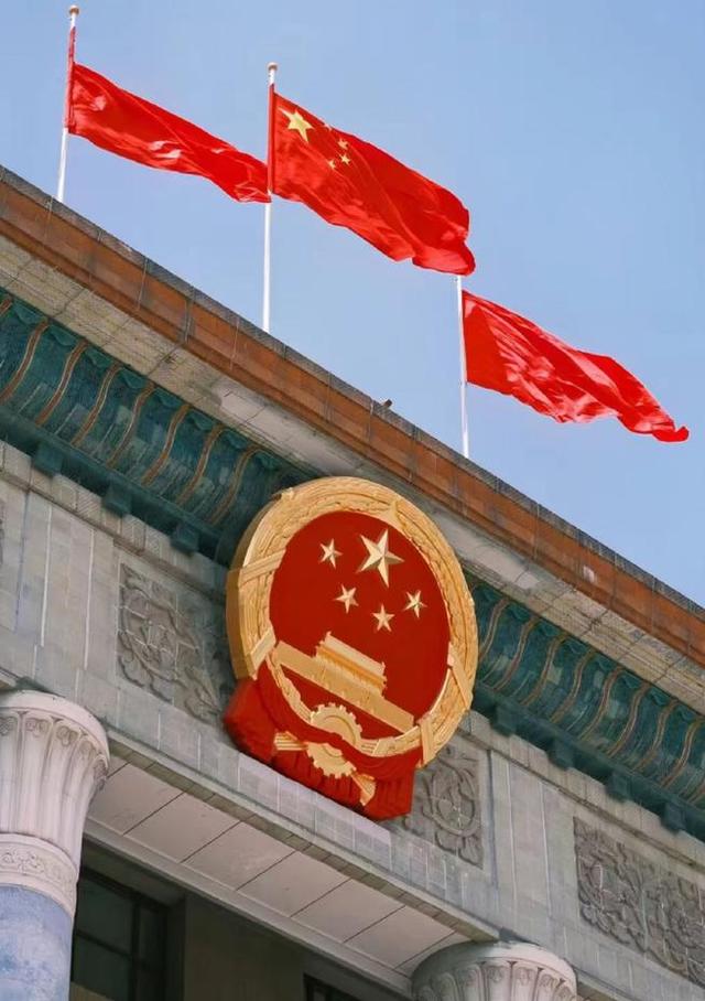 中国重击美国，又抓住大内鬼，还有重大利好，特朗普笑不出来了