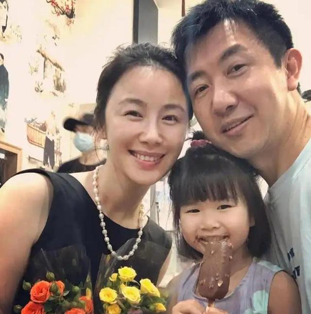 梅婷垫脚、李小冉挡灾，56岁鄢颇娶小15岁娇妻	，值吗？