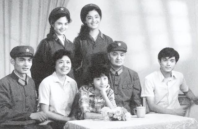 她是天生丽质的美女演员，嫁给军委副主席之子，离婚后成知名画家