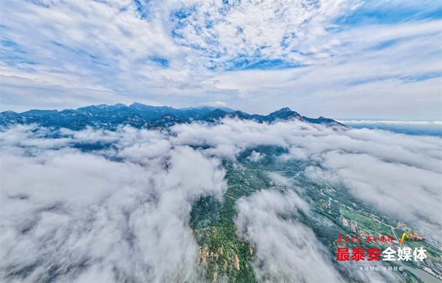 雨后云海漫城郭 半是仙境半是城