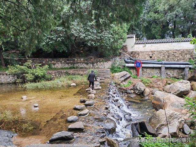 泰安：雨中的泰山红门登山口，280元登山助力机器人，你试过吗？