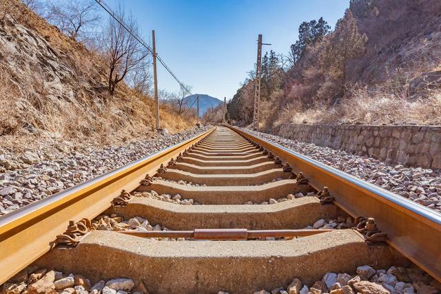 为啥火车轨道要铺设碎石子，而高铁轨道却不用铺呢？有啥科学解释