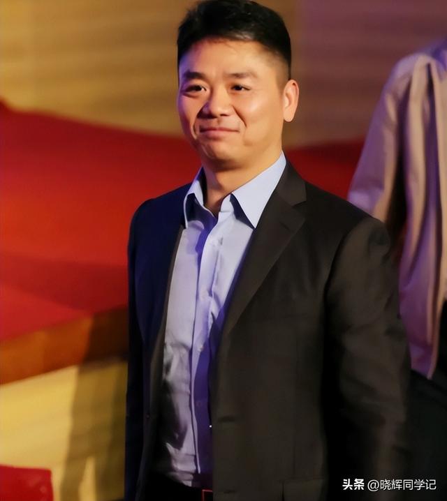 刘强东发放年货现场曝光，令人恶心的一幕出现，当场被人制止