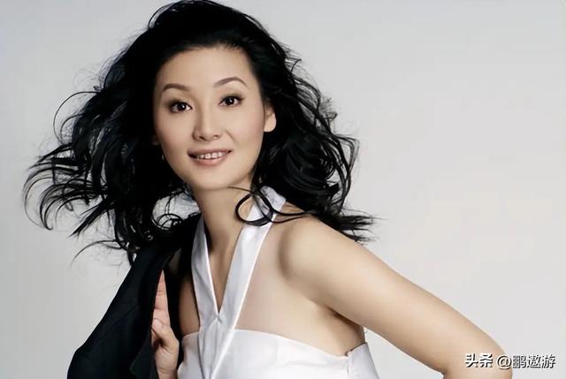 58岁徐帆和冯小刚再传离婚，养女徐朵回应辟谣