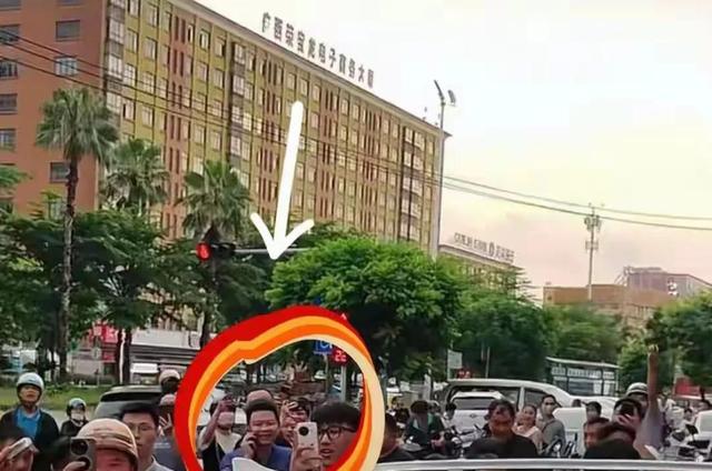 南宁原配抓小三现场：小三照片曝光，原配骑电动车，小三坐汽车