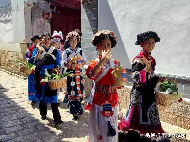 “喝着咖啡逛古城”！丽江“咖啡”巡游让游客沉醉香醇之旅