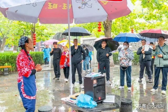 秋雨无阻思乡人洪洞大槐树景区国庆雨中演出互动显温情