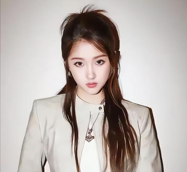 与鹿晗分手传闻七个月后，关晓彤成功破局，高调官宣喜讯全网恭喜