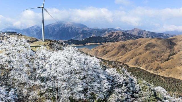 桂林高寒山区现冰挂雾凇美景