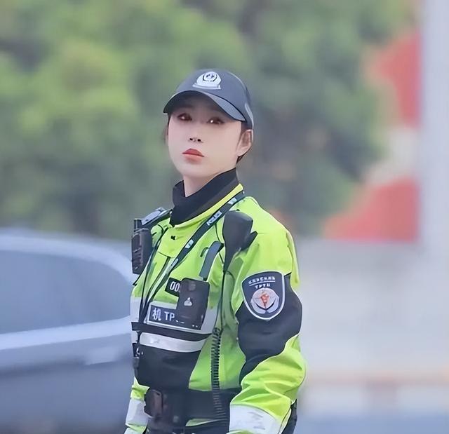 女老师穿“黄色紧身衣”被家长投诉，网友：一看下半身，完蛋！