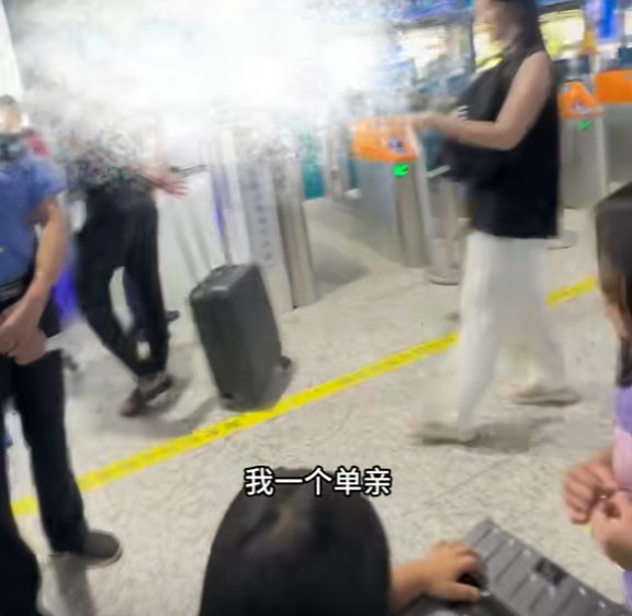 四娃妈拒绝补票后续：咬死不认错，央视一锤定音，列车员太无辜