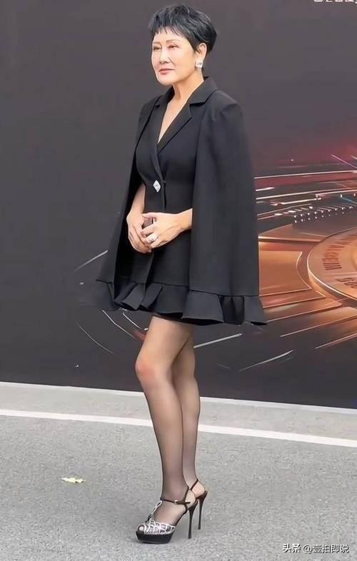 恶心一幕出现了！张凯丽因不得体穿搭被热议，刘晓庆的话得到印证