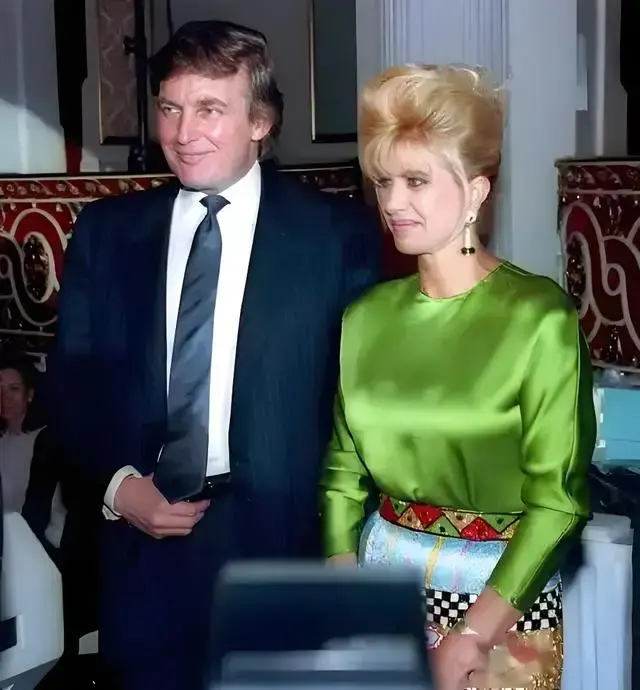 1987年，特朗普与妻儿在别墅内留影，那年的他，事业有成婚姻美满