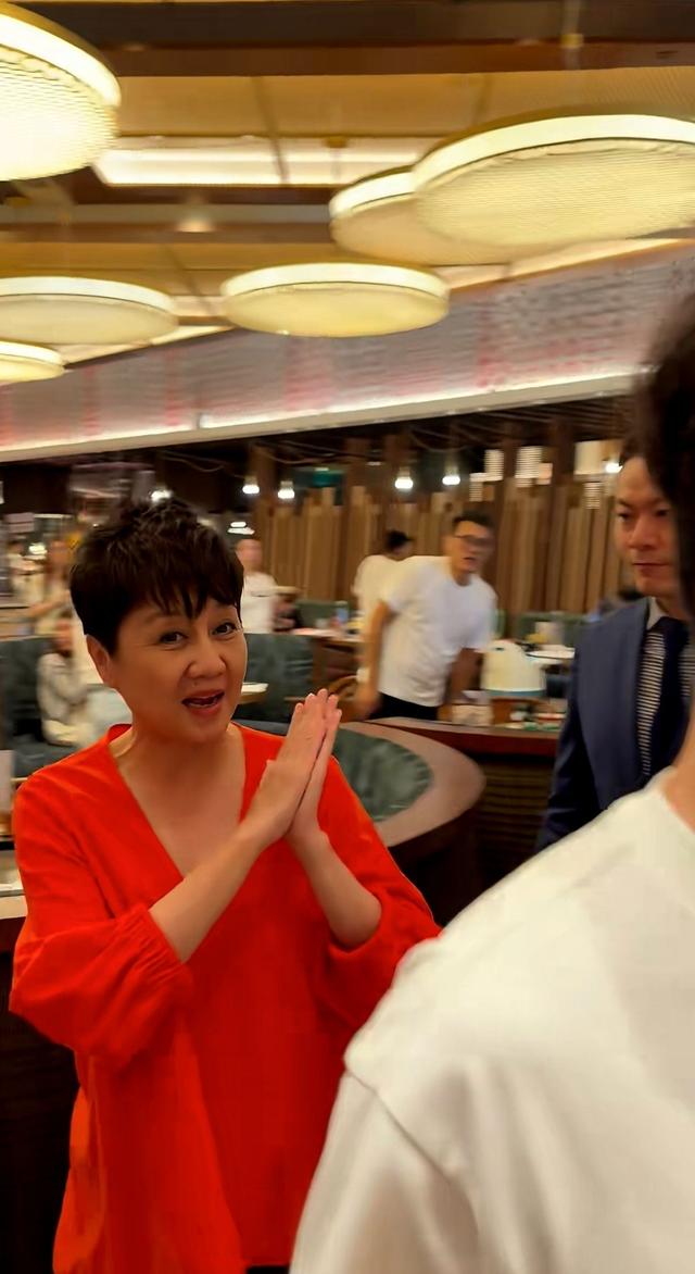 梁安琪好风光，中秋节现身自家酒店澳门葡京切月饼，穿着喜庆霸气