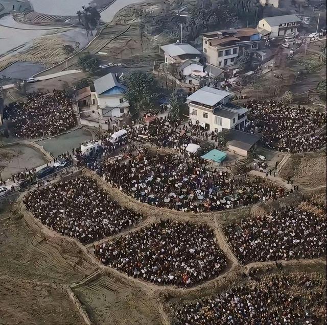 杀猪宴暖意全是假象，官媒揭示呆呆妹真实处境，隐私遭泄露难招架