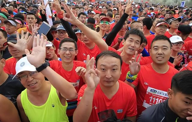 跟风跑马、有去无回！马拉松成 “流动ICU”，全民狂欢的生命警示