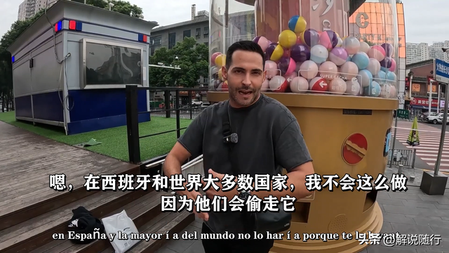 被夜生活科技智能公益体彻底震撼！外国夫妇特殊遭遇感动到落泪