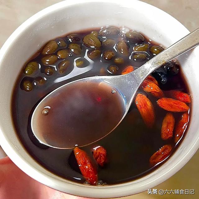 女人必喝！黑豆煮水4种黄金搭配，气血双补，喝出好气色