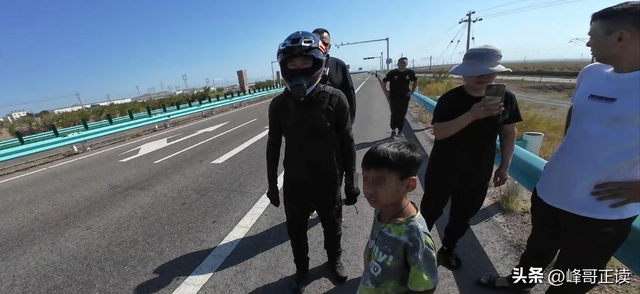 亲爹把儿子扔新疆国道上！妈妈烈日徒步1.5公里寻找，后续很寒心