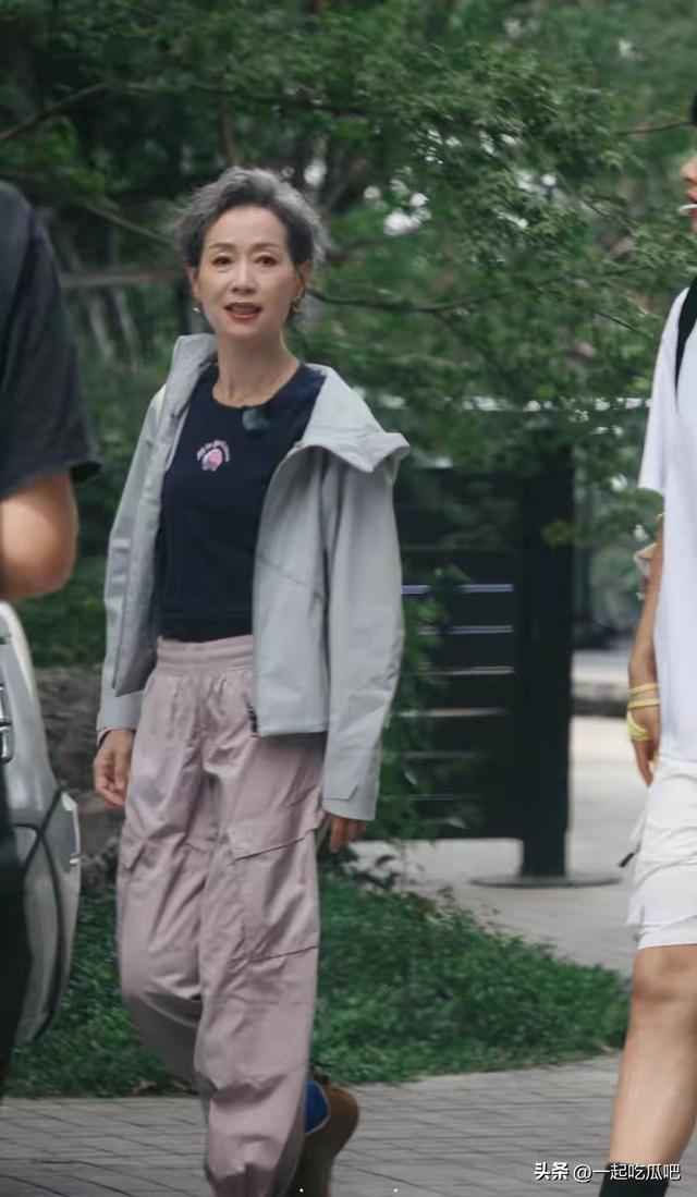 74岁刘晓庆与62岁叶童同框，被两人真实样子吓到，你不惊讶算我输