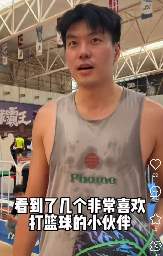 男篮董瀚麟现状：转战野球场，成篮球网红，老婆漂亮事业有成