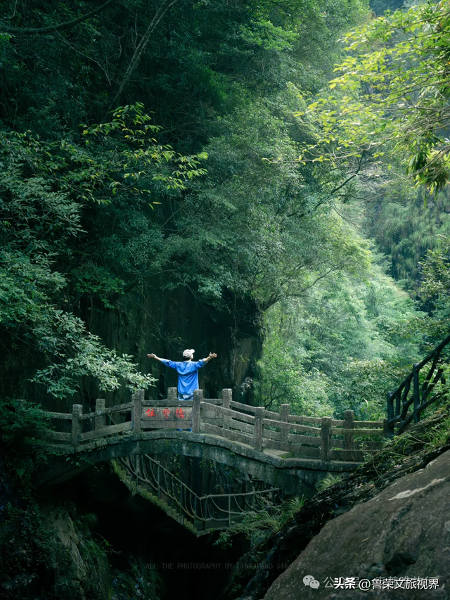 人少景美的宝藏小县城：藏着绝美海岛，一半草原一半海